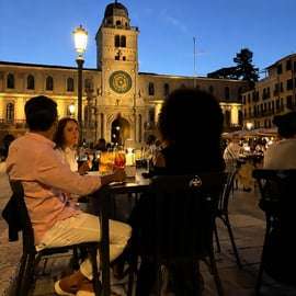 Food & Wine Pairings auf der Piazza dei Signori + professionelles Glas-Souvenir