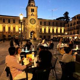 Romantisch diner voor twee op de Piazza dei Signori in Padua