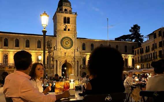 Accords mets et vins sur la Piazza dei Signori + verre professionnel en souvenir